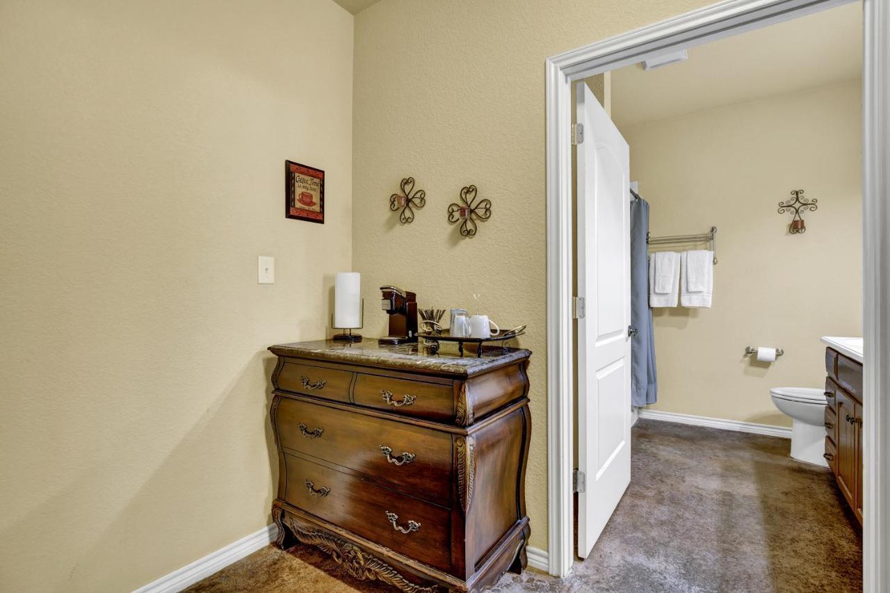 Romantic Oasis With Hot Tub Near Fred And Wineries! Fredericksburg Exterior photo
