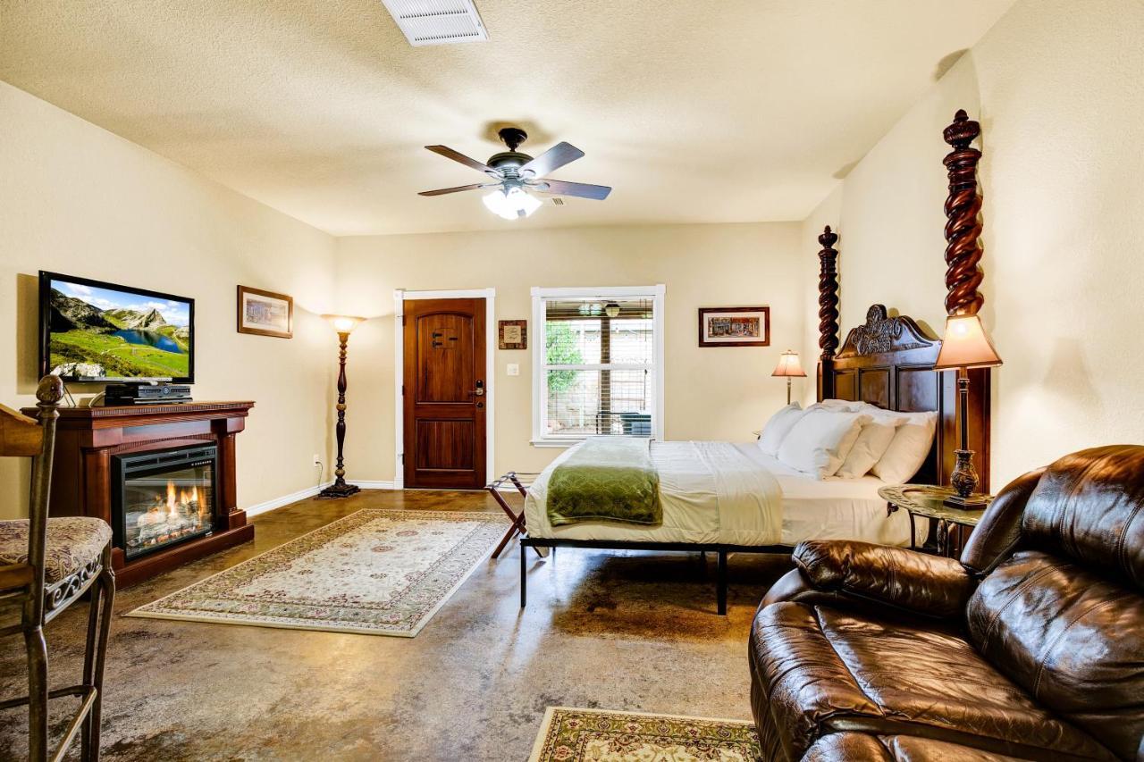 Romantic Oasis With Hot Tub Near Fred And Wineries! Fredericksburg Exterior photo