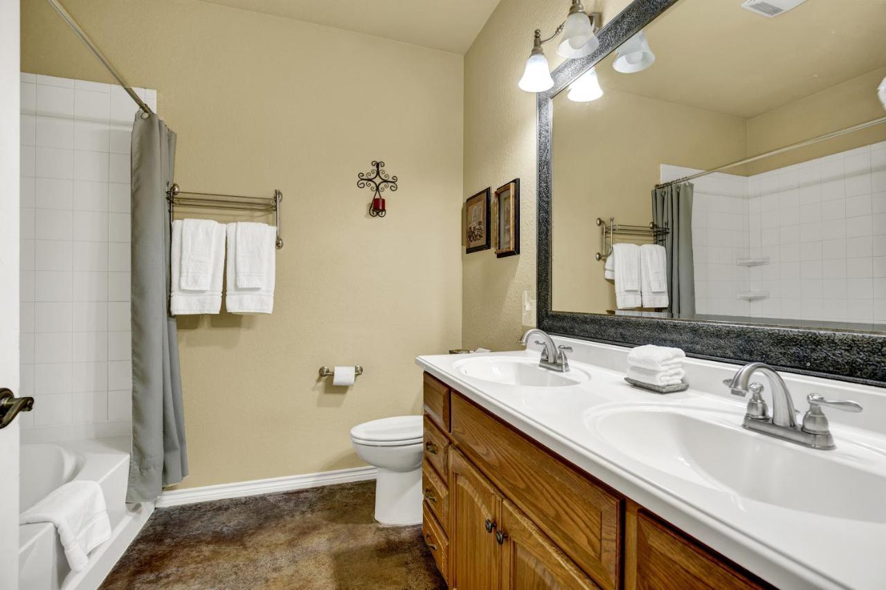 Romantic Oasis With Hot Tub Near Fred And Wineries! Fredericksburg Exterior photo