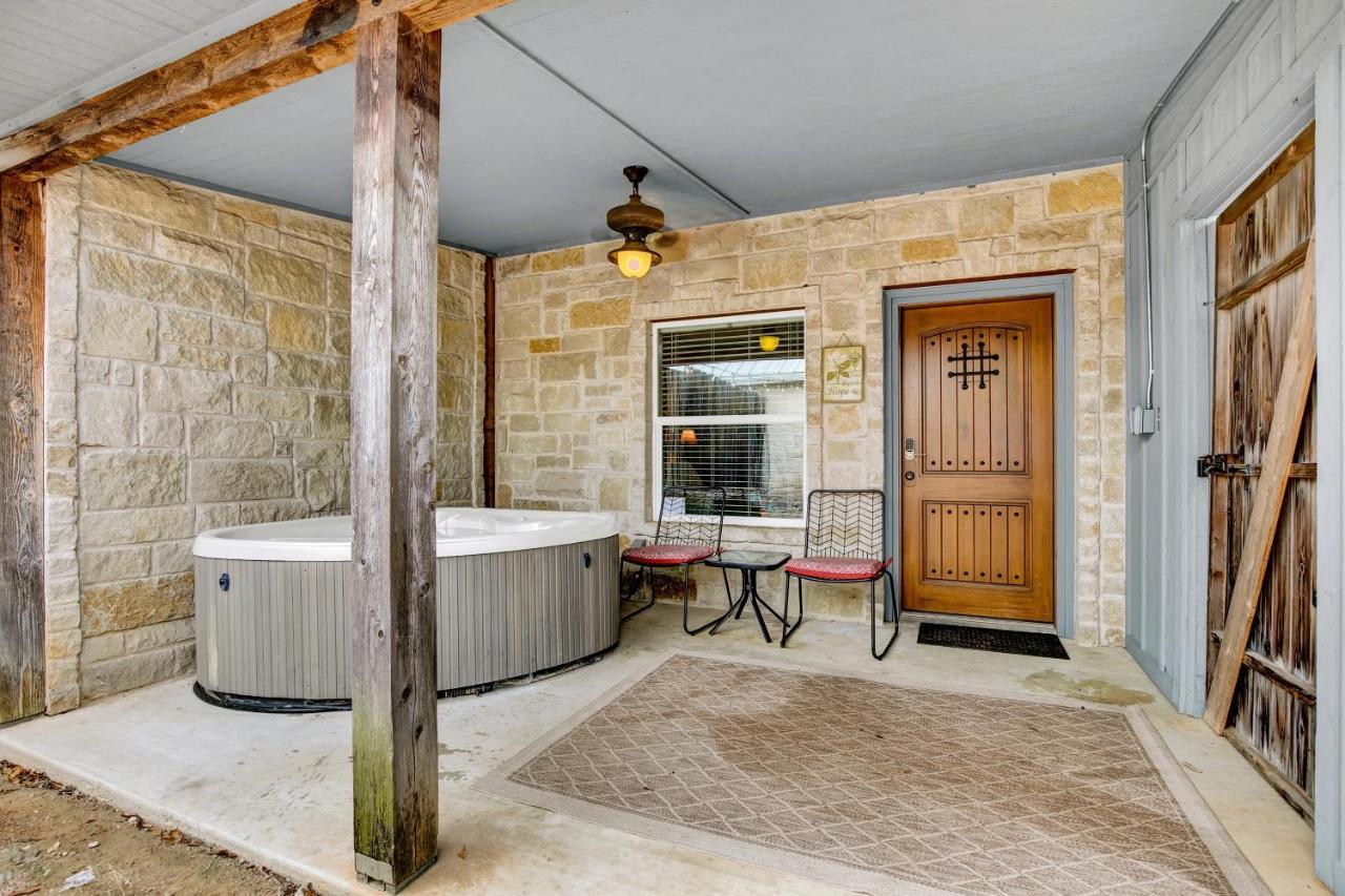 Romantic Oasis With Hot Tub Near Fred And Wineries! Fredericksburg Exterior photo